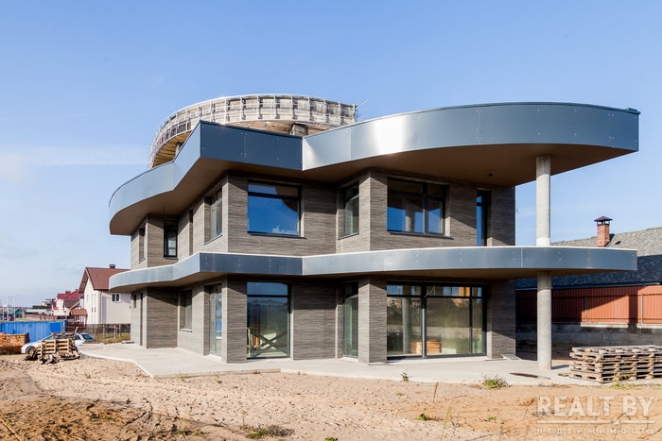 Это точно в Беларуси? Под Минском построили дико крутые коттеджи