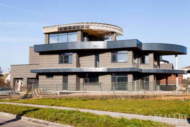 Это точно в Беларуси? Под Минском построили дико крутые коттеджи