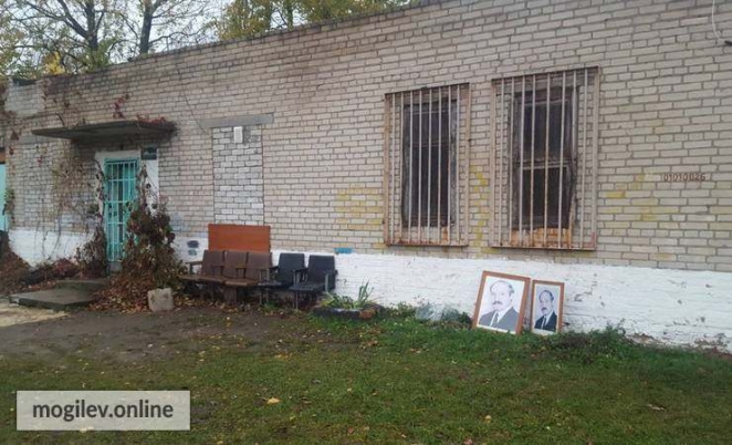 В могилевской школе на помойку выбросили два портрета Лукашенко