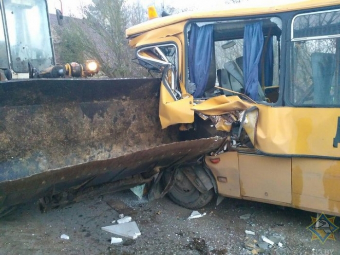 Школьный автобус въехал во встречный погрузчик в Вороновском районе