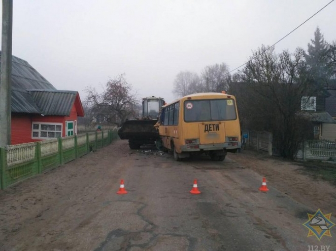 Школьный автобус въехал во встречный погрузчик в Вороновском районе