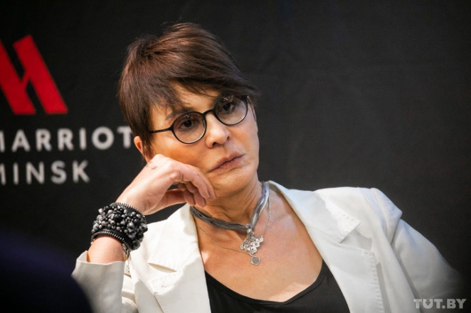 "Ум дико сексуален". Ирина Хакамада рассказала о трудоголиках, отдыхе и женском счастье 