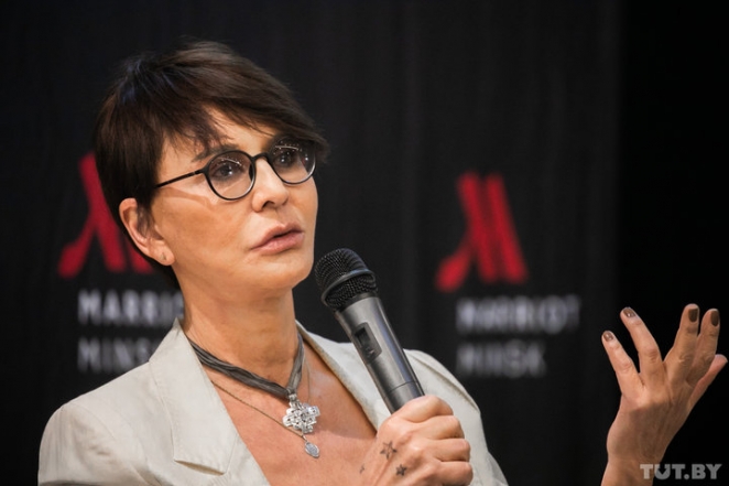 "Ум дико сексуален". Ирина Хакамада рассказала о трудоголиках, отдыхе и женском счастье 