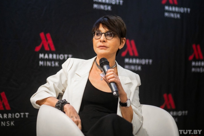 "Ум дико сексуален". Ирина Хакамада рассказала о трудоголиках, отдыхе и женском счастье 