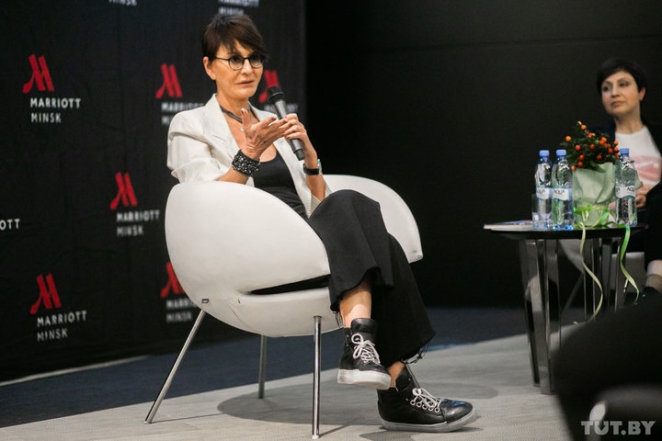 "Ум дико сексуален". Ирина Хакамада рассказала о трудоголиках, отдыхе и женском счастье 