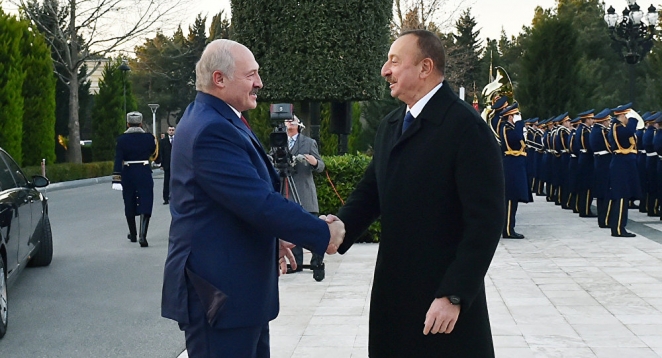 Своими ошибками Лукашенко поднимает настроение Алиеву