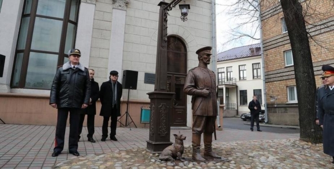 Как в Чечне: подросток за пощечину скульптуре городового извинился на ВИДЕО перед памятником и милицией
