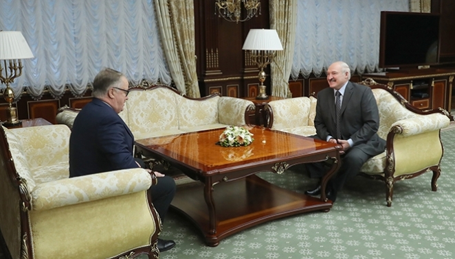 Лукашенко настойчиво зовут в Ригу, а он не едет. Эксперты объяснили, что происходит