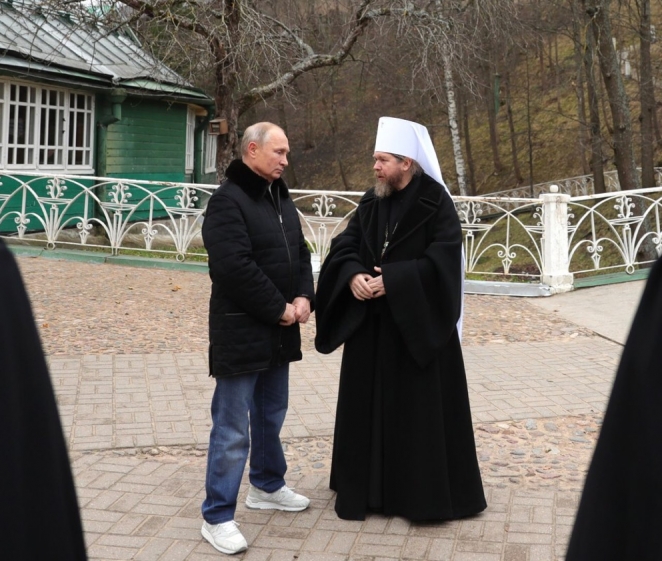 Путин в белых кроссовках спустился в пещеру со своим духовником