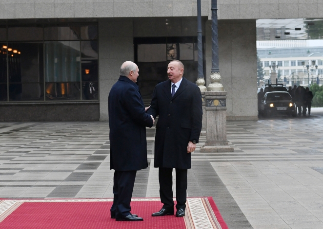 Лукашенко отправил встречать Алиева восточную красавицу
