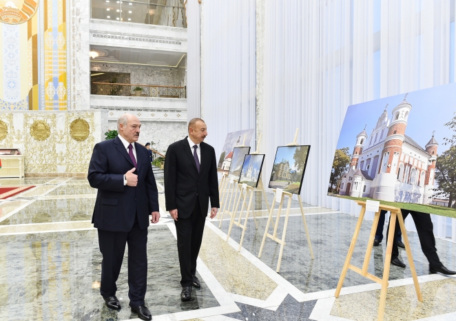 Лукашенко отправил встречать Алиева восточную красавицу