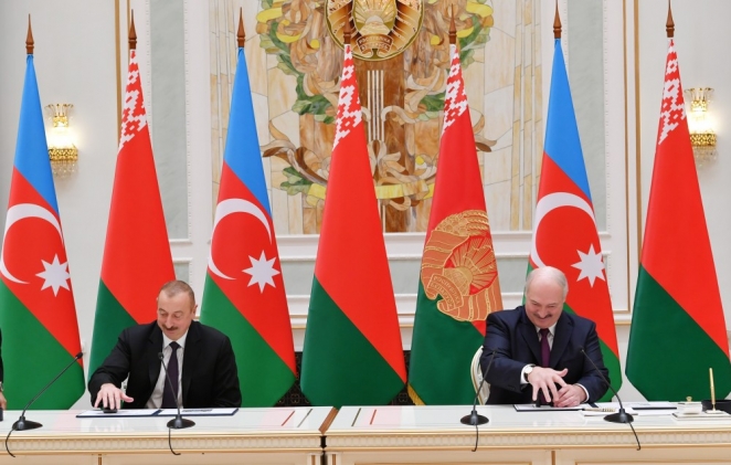 Лукашенко отправил встречать Алиева восточную красавицу