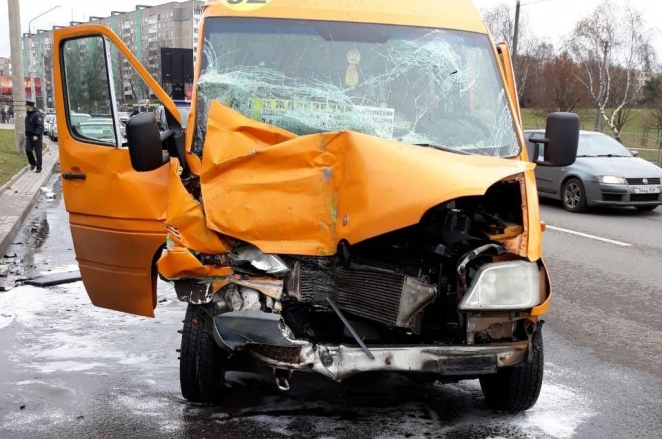 В Минске столкнулись автобус и маршрутка, в больницу завезли 5 человек