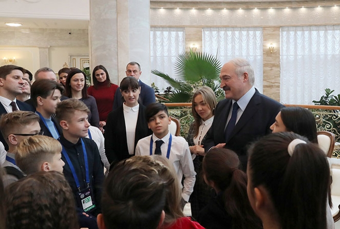Лукашенко поразил участников детского "Евровидения" роскошью своей резиденции