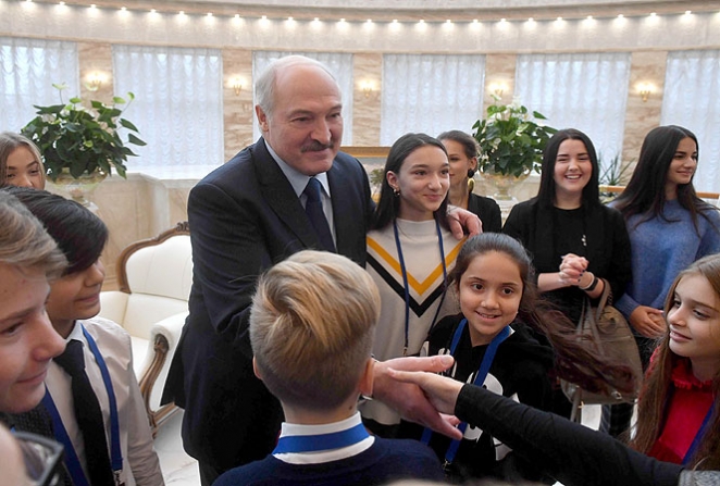 Лукашенко поразил участников детского "Евровидения" роскошью своей резиденции