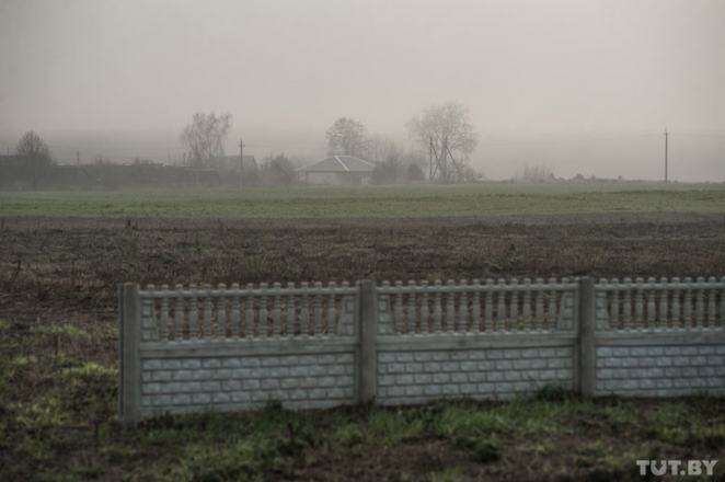 Минчане хотели жить в деревне, построили дом и узнали - рядом будет кладбище