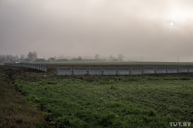 Минчане хотели жить в деревне, построили дом и узнали - рядом будет кладбище