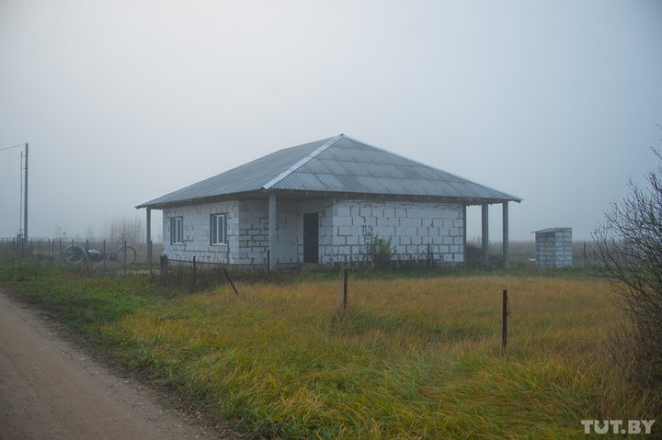 Минчане хотели жить в деревне, построили дом и узнали - рядом будет кладбище