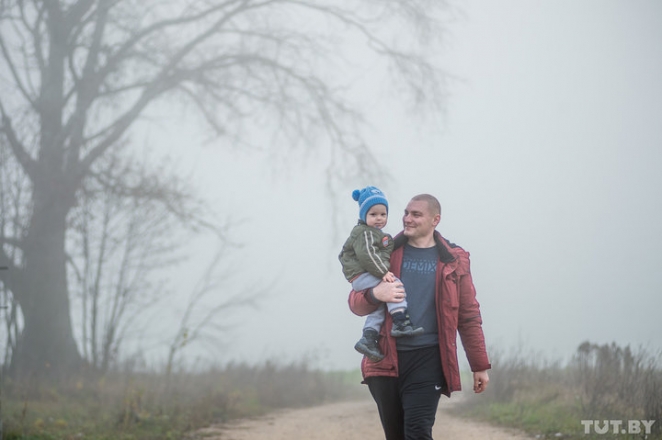 Минчане хотели жить в деревне, построили дом и узнали - рядом будет кладбище