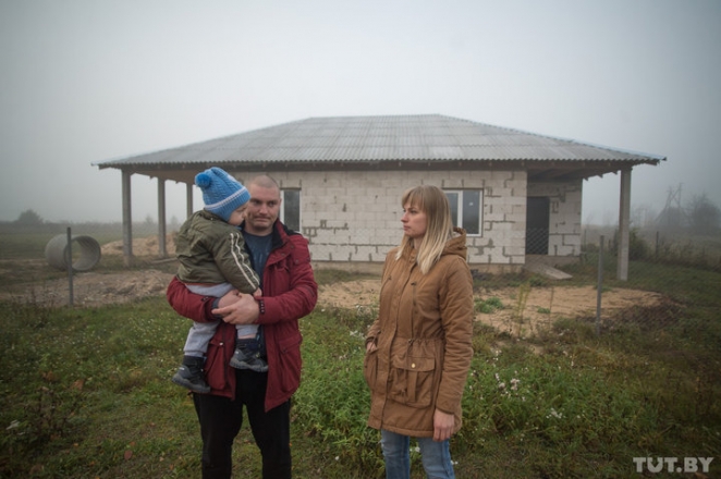 Минчане хотели жить в деревне, построили дом и узнали - рядом будет кладбище