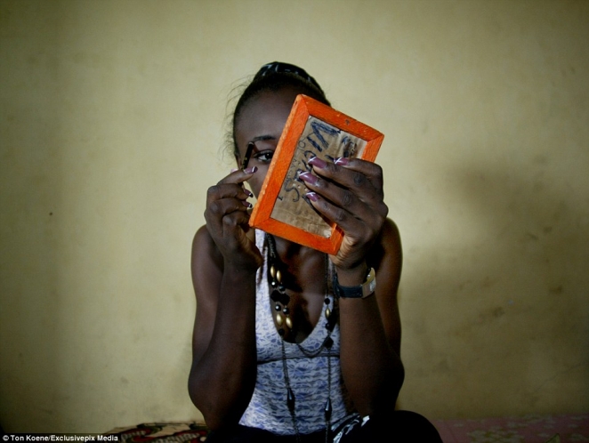 "Ангелы смерти": фото проституток из Нигерии, где СПИД уносит 10 миллионов жизней в год