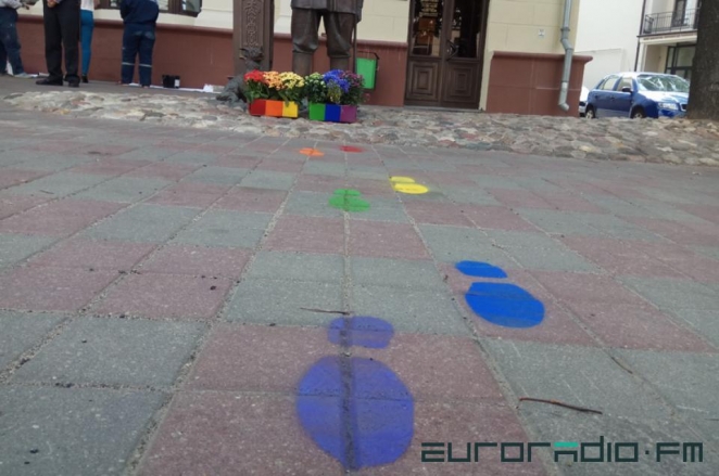 Teenager detained for slapping policeman's sculpture in Minsk