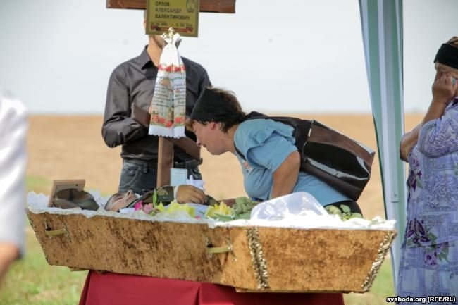 "Никого не слушай, твоего сына повесили" "Никого не слушай, твоего сына повесили"