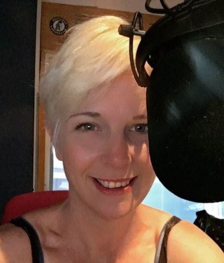 Ведущая BBC прервала прямой эфир, уехала домой и покончила с собой Ведущая BBC прервала прямой эфир, уехала домой и покончила с собой