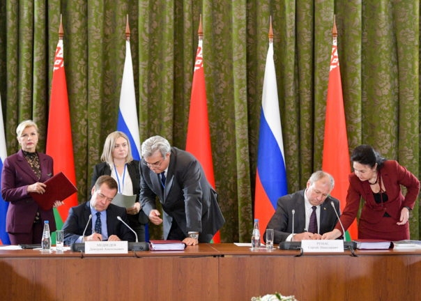 Сценарий для трагифарса. Что происходит за кулисами белорусско-российских переговоров