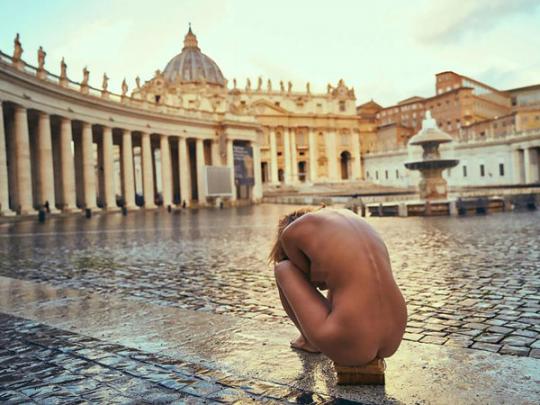 Девушка обнажилась на центральной площади Ватикана