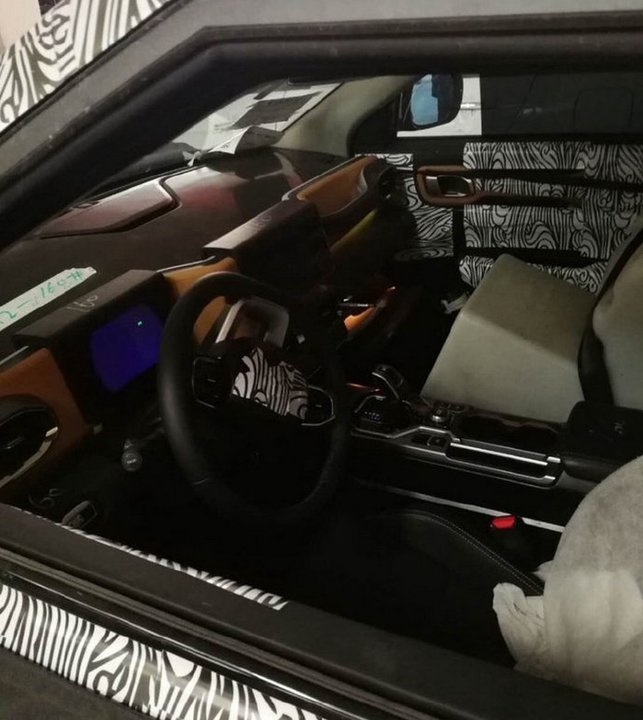 Geely тестирует кроссовер SX12 в новом фирменном стиле марки