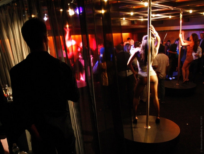 "Средний заработок за ночь — $ 400". Белоруска — о работе в стриптиз-клубах Нью-Йорка