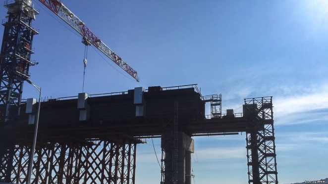 Крымский мост: опоры пляшут, швы трещат