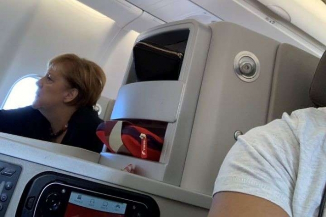 Фото дня. Президент Литвы летит в Украину обычным рейсом