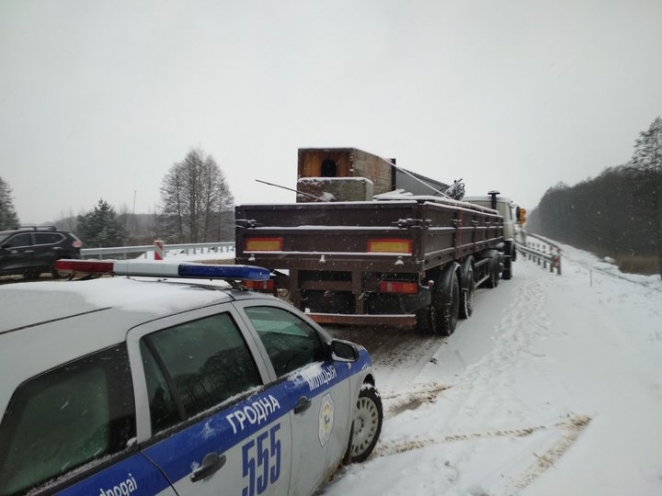 На Гродненщине — сильный снегопад. На М6 из-за аварии затруднено движение