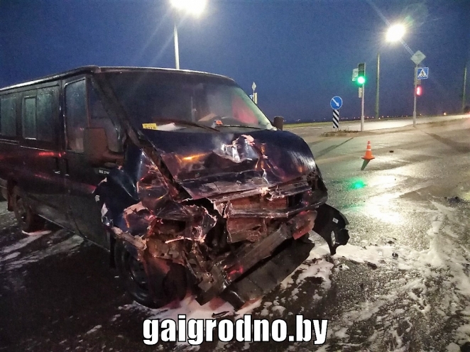 В Гродно в результате ДТП опрокинулась маршрутка с пассажирами