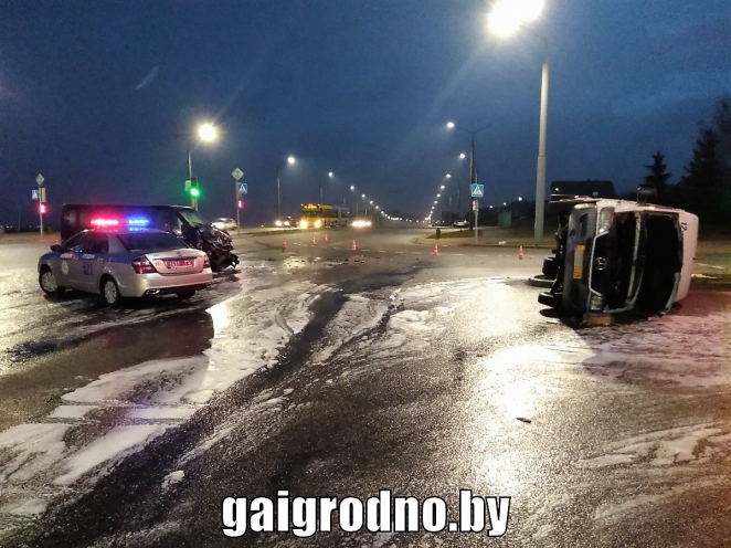 В Гродно в результате ДТП опрокинулась маршрутка с пассажирами
