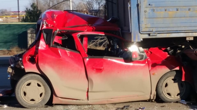 Две фуры сплющили легковушку на дороге в Астрахани
