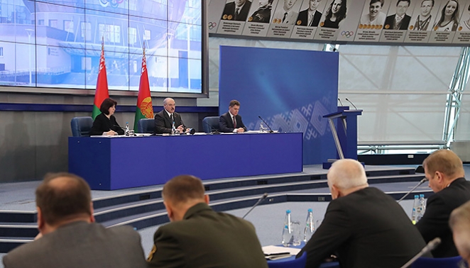 "Надоело слушать про вашу эту вертикаль". Лукашенко учинил очередной разгром чиновникам