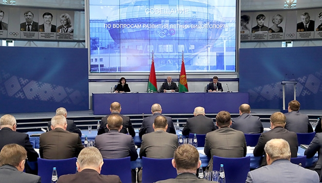 "Надоело слушать про вашу эту вертикаль". Лукашенко учинил очередной разгром чиновникам