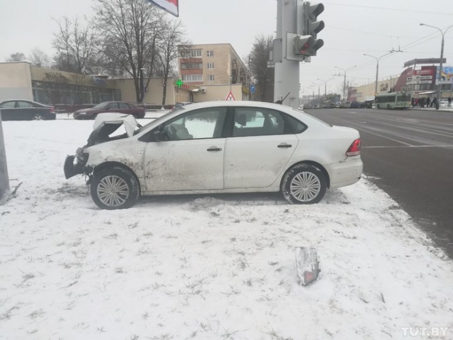 В Минске учебный автомобиль на полном ходу влетел в Honda и врезался в столб