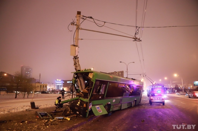 В Уручье автобус разбился о столб: водителю стало плохо за рулем