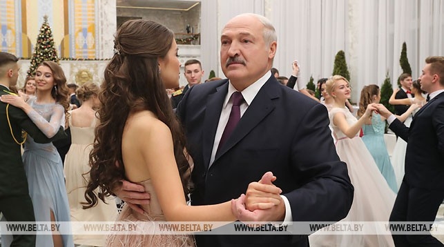 За что Лукашенко наградил коловшую для него дрова "Мисс Беларусь"? За что Лукашенко наградил коловшую для него дрова "Мисс Беларусь"?