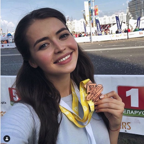 За что Лукашенко наградил коловшую для него дрова "Мисс Беларусь"? За что Лукашенко наградил коловшую для него дрова "Мисс Беларусь"?