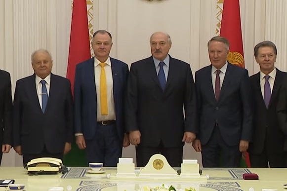 Кто бы мог подумать: Лукашенко пригласил к себе человека, который дважды хотел его сместить Кто бы мог подумать: Лукашенко пригласил к себе человека, который дважды хотел его сместить