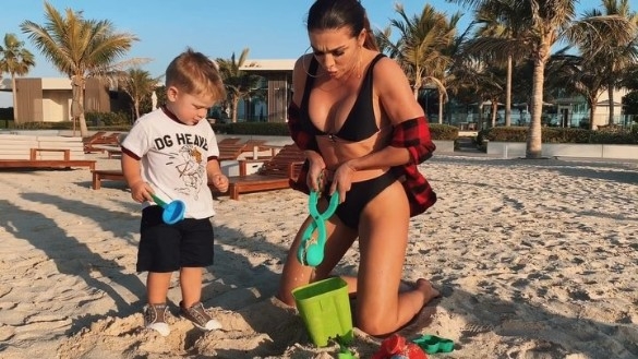 Седокова выставила свои прелести перед ребенком Седокова выставила свои прелести перед ребенком