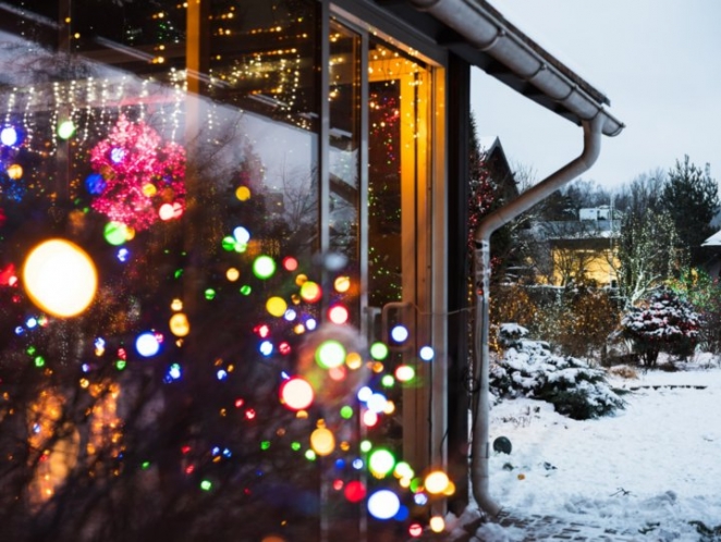 Вам и не снилось. Смотрите, как пенсионер из Латвии украшает свой дом и сад к праздникам