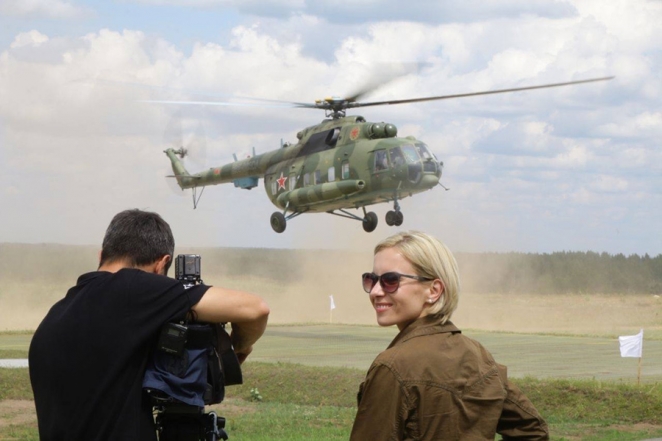 Молодая пресс-атташе министра обороны Равкова