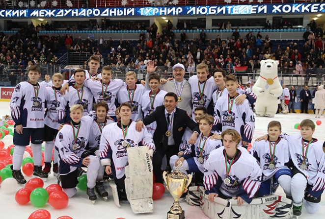 Фото победителей: Коля Лукашенко с отцом на льду