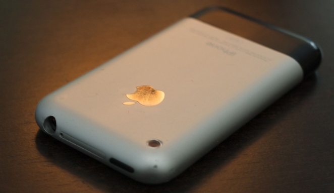 iPhone подешевел в два раза. Пора это повторить